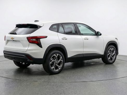 Used 2025 Chevrolet Trax LT image 9