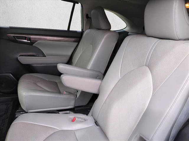 Used 2023 Toyota Highlander Platinum FWD image 18