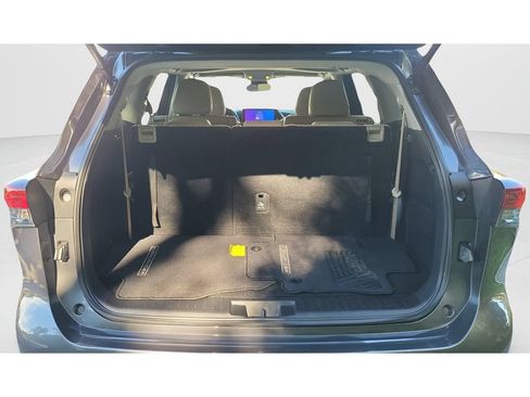 Used 2025 Toyota Highlander Limited FWD image 9