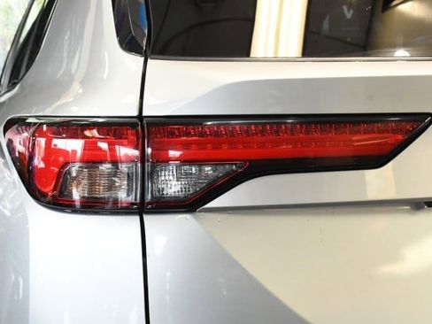 Used 2024 Mitsubishi Outlander SE AWD/4WD image 16