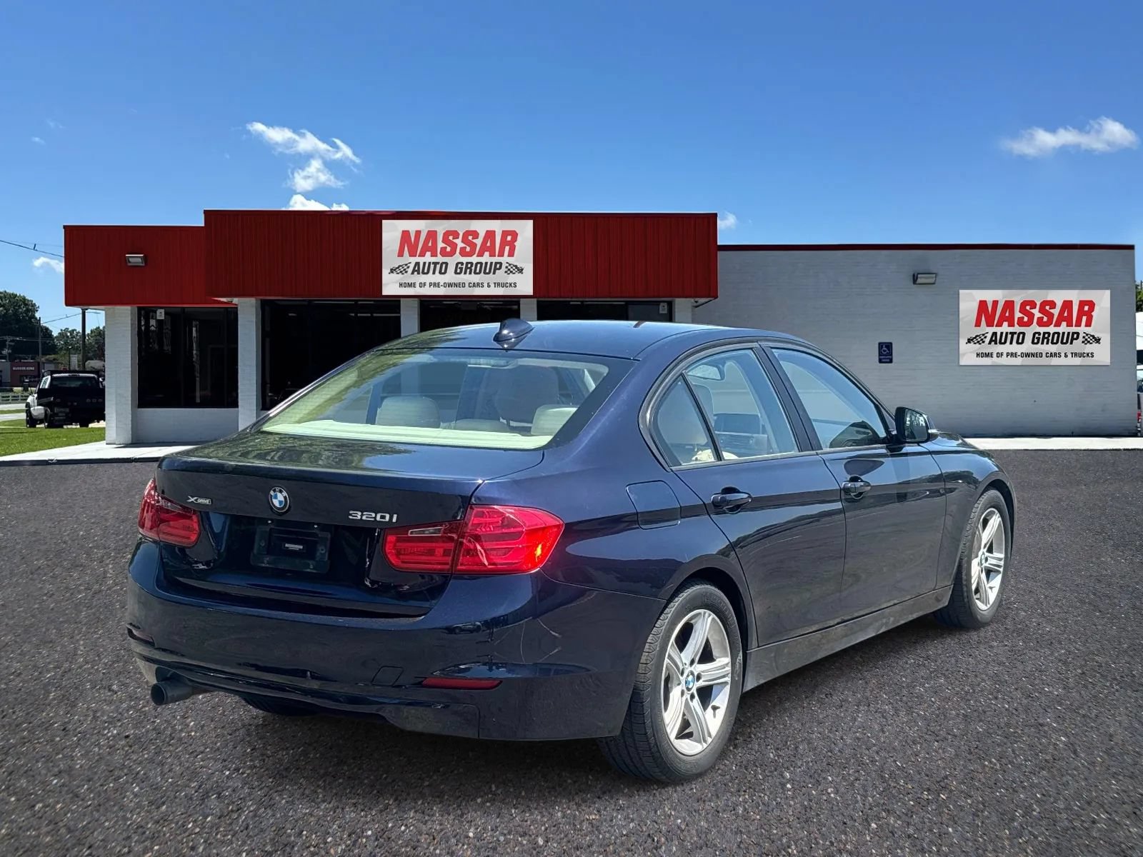 Used 2014 BMW 320i xDrive Sedan AWD/4WD image 4
