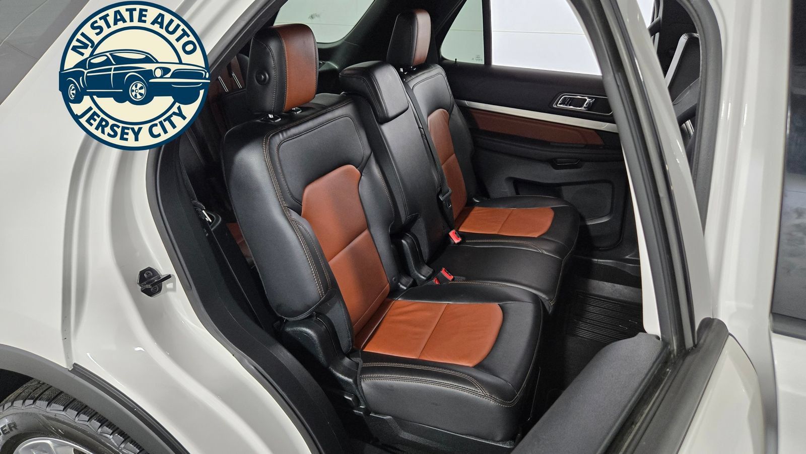 Used 2019 Ford Explorer XLT w/ Equipment Group 202A AWD/4WD image 5