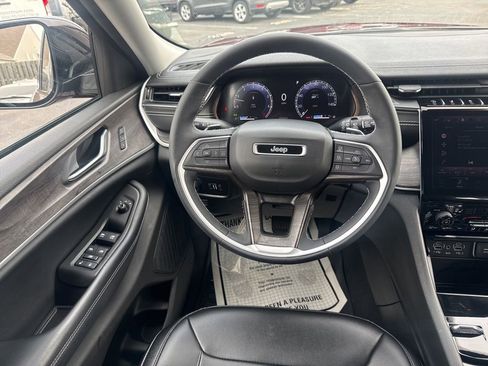 Used 2023 Jeep Grand Cherokee Limited w/ Black Appearance Package image 10