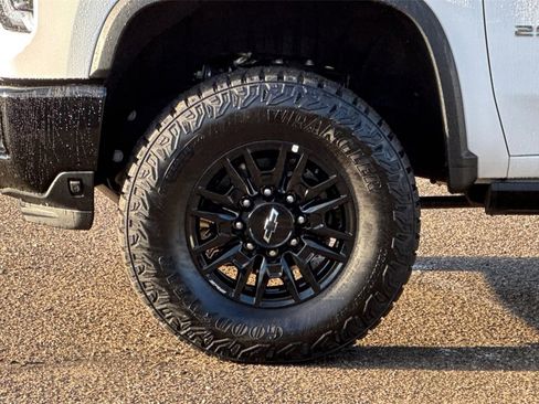 Certified 2025 Chevrolet Silverado 2500 ZR2 w/ Technology Package image 33