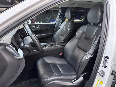 Used 2018 Volvo XC60 T6 Momentum w/ Vision Package AWD/4WD image 9