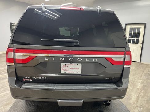 Used 2016 Lincoln Navigator Select RWD image 12