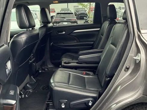Used 2018 Toyota Highlander XLE AWD/4WD image 24