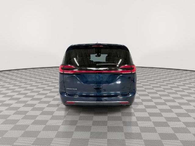 Used 2024 Chrysler Pacifica Touring-L FWD image 9