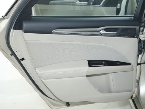 Used 2017 Ford Fusion SE w/ Fusion SE Technology Package image 13