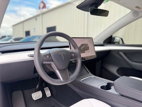 Used 2023 Tesla Model Y Performance AWD/4WD image 14