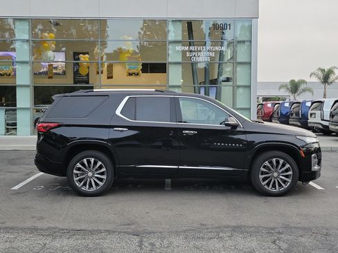 Used 2023 Chevrolet Traverse Premier FWD image 3
