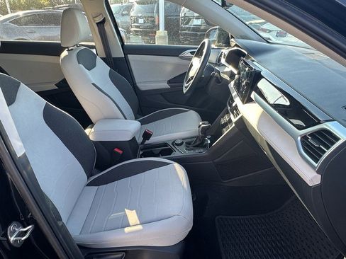 Used 2025 Volkswagen Taos SE w/ Panoramic Sunroof Package image 18