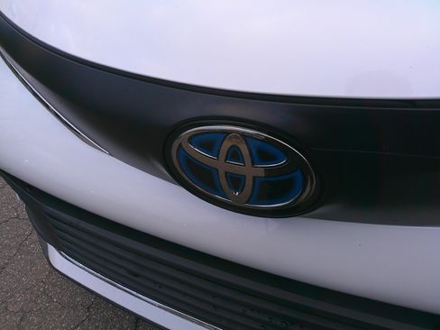 Used 2024 Toyota Sienna XLE image 3