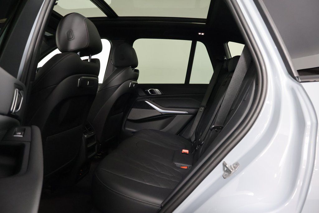 Used 2024 BMW X5 xDrive40i w/ M Sport Package AWD/4WD image 11
