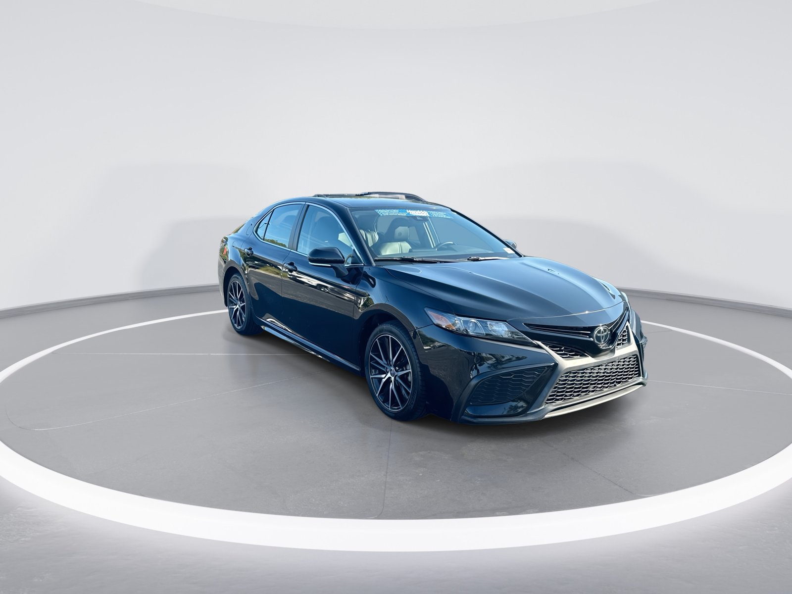 Used 2023 Toyota Camry SE FWD image 2