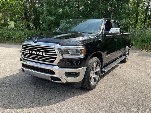 Used 2024 RAM 1500 Laramie AWD/4WD image 3