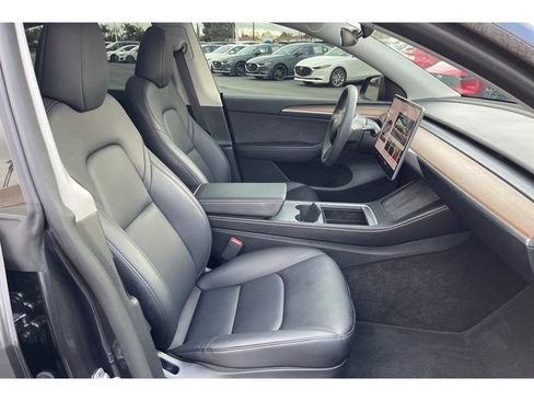 Used 2024 Tesla Model Y Standard Range image 19