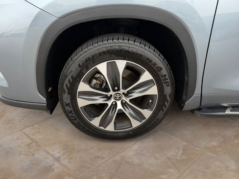 Used 2023 Toyota Highlander XLE image 28