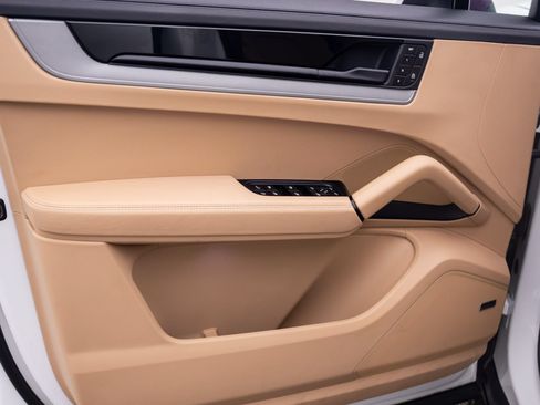 Certified 2024 Porsche Cayenne AWD/4WD image 14