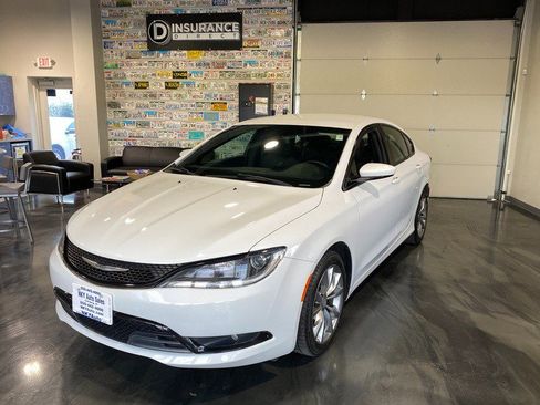 Used 2016 Chrysler 200 S w/ Navigation & Sound Group I FWD image 4