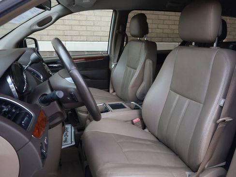 Used 2014 Chrysler Town & Country Touring FWD image 15