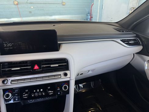 Used 2025 Genesis G70 2.5T image 35