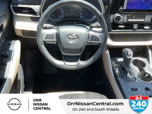 Used 2023 Toyota Highlander XLE AWD/4WD image 15