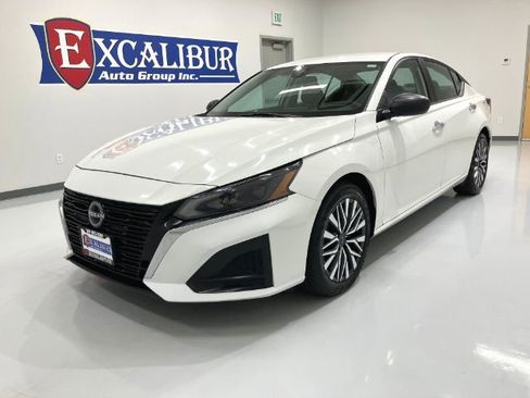 Used 2025 Nissan Altima 2.5 SV FWD image 10