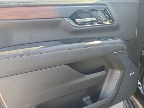 Used 2025 GMC Yukon XL Denali AWD/4WD image 16