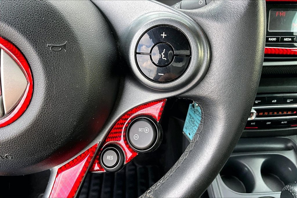 Used 2016 smart fortwo passion RWD image 12
