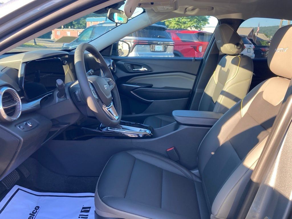 New 2026 Chevrolet Trax ACTIV w/ Sunroof Package FWD image 3