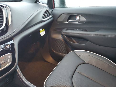 New 2026 Chrysler Pacifica Limited w/ Uconnect Theater Family Group image 18