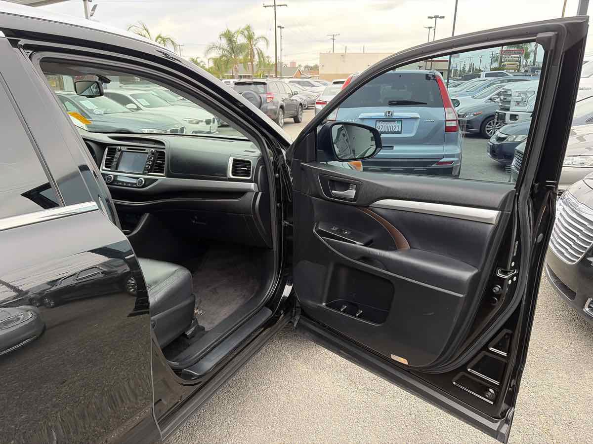 Used 2014 Toyota Highlander XLE FWD image 29