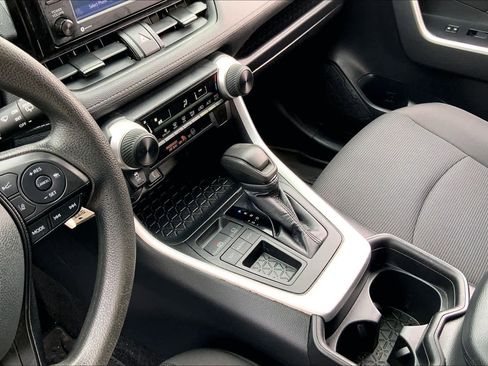 Used 2021 Toyota RAV4 LE image 16