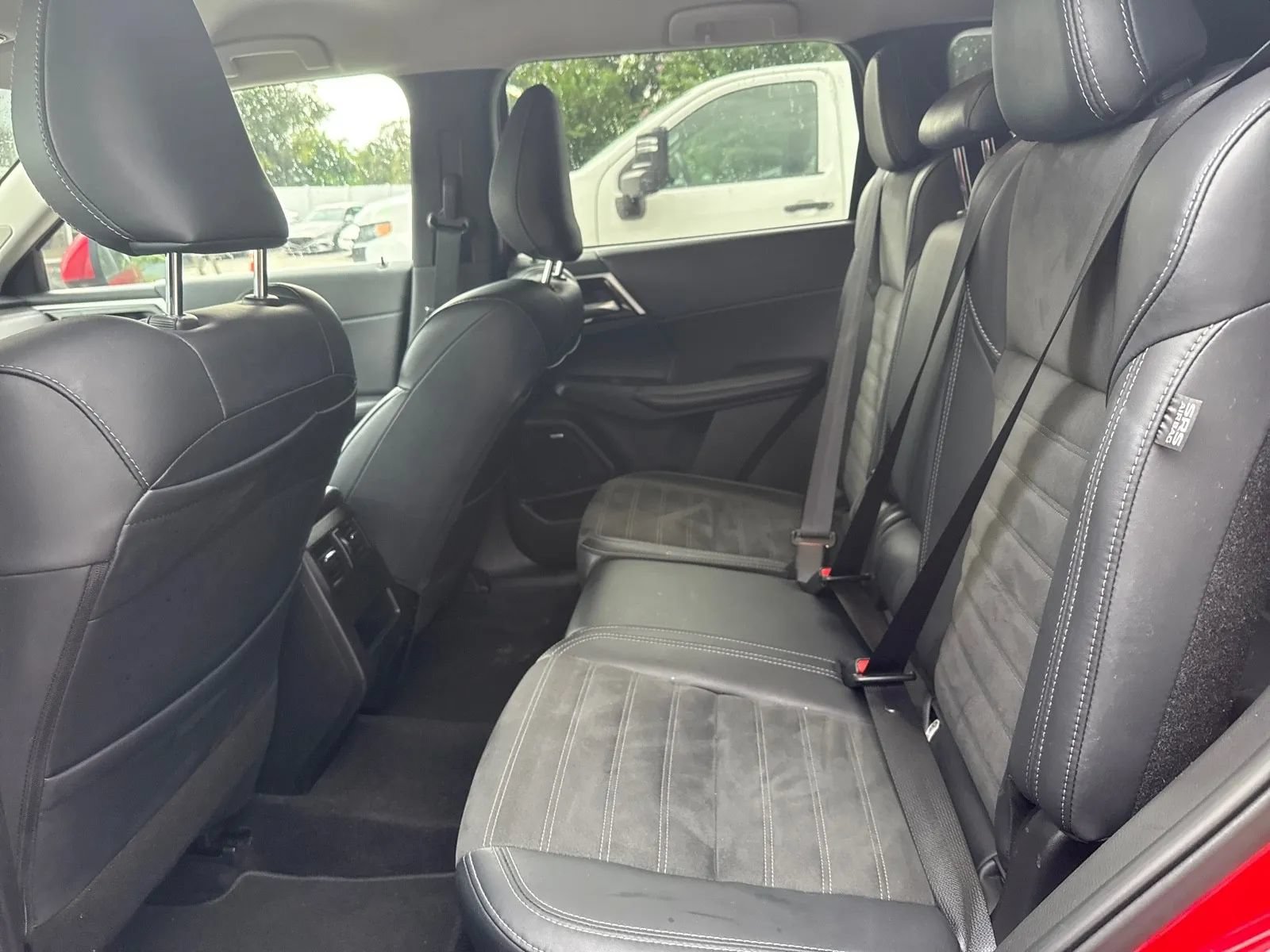 Used 2025 Mitsubishi Outlander SE FWD image 12