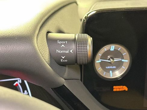 Used 2025 Lexus ES 300h w/ Technology Package image 26