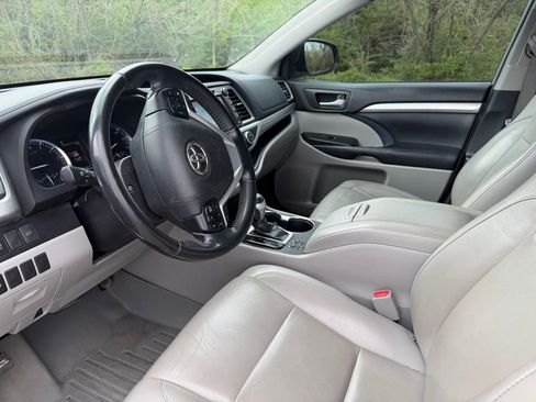 Used 2019 Toyota Highlander XLE image 8