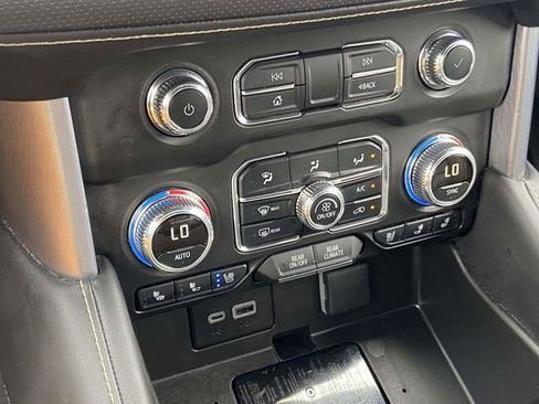 Used 2024 GMC Yukon SLT image 26