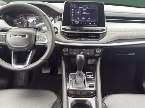 Used 2025 Jeep Compass Latitude AWD/4WD image 18