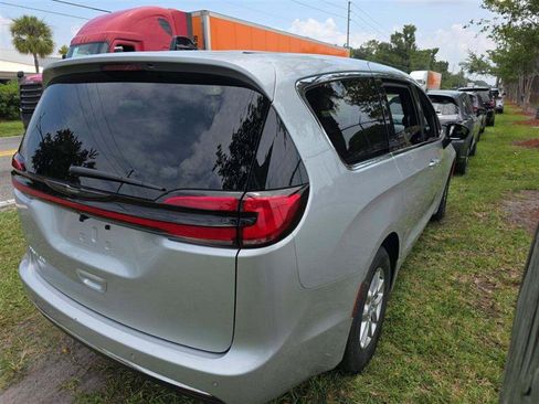 Used 2026 Chrysler Pacifica Select FWD image 7