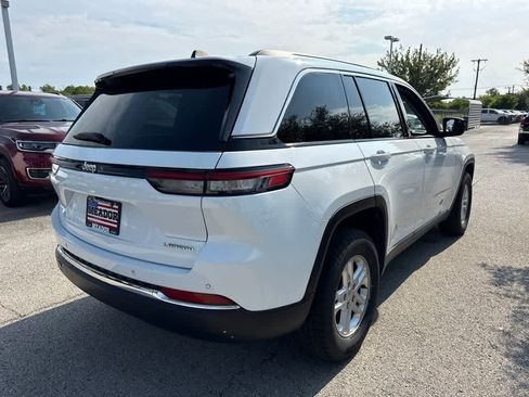 Used 2024 Jeep Grand Cherokee Laredo RWD image 5