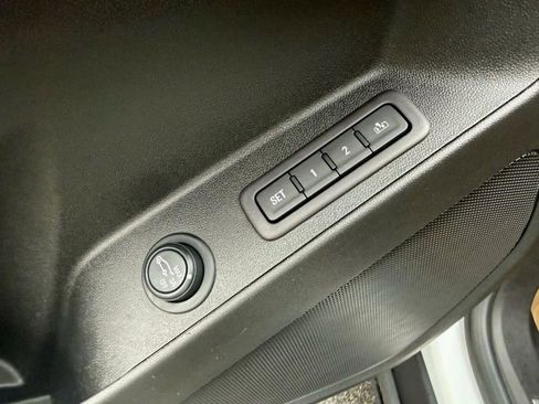 Used 2018 Chevrolet Equinox Premier image 16