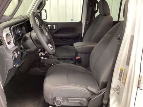 Used 2025 Jeep Wrangler Unlimited Sahara w/ Safety Group AWD/4WD image 15