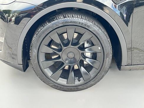 Used 2024 Tesla Model Y Long Range AWD/4WD image 32