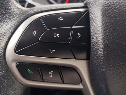 Used 2019 Jeep Cherokee Latitude w/ Popular Appearance Group image 10