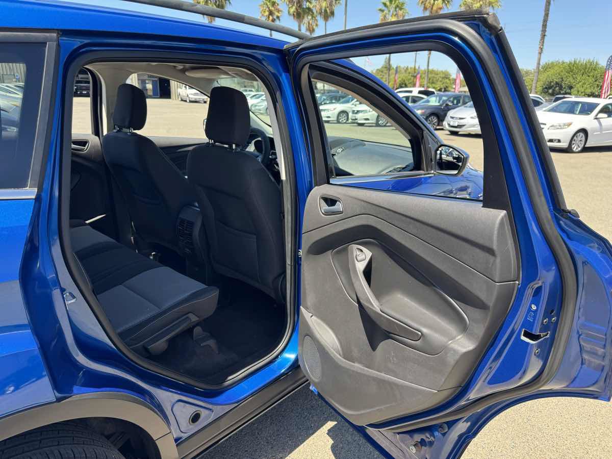 Used 2018 Ford Escape SE w/ SE Sync 3 Package AWD/4WD image 17
