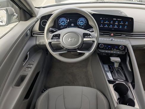 Used 2025 Hyundai Elantra SEL image 14