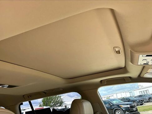 Used 2017 Lexus LX 570 4WD w/ Luxury Package image 14