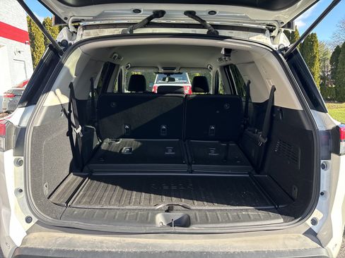 Used 2024 Nissan Pathfinder SV w/ Black Appearance Package image 5