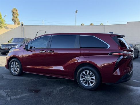 Used 2022 Toyota Sienna XLE FWD image 8